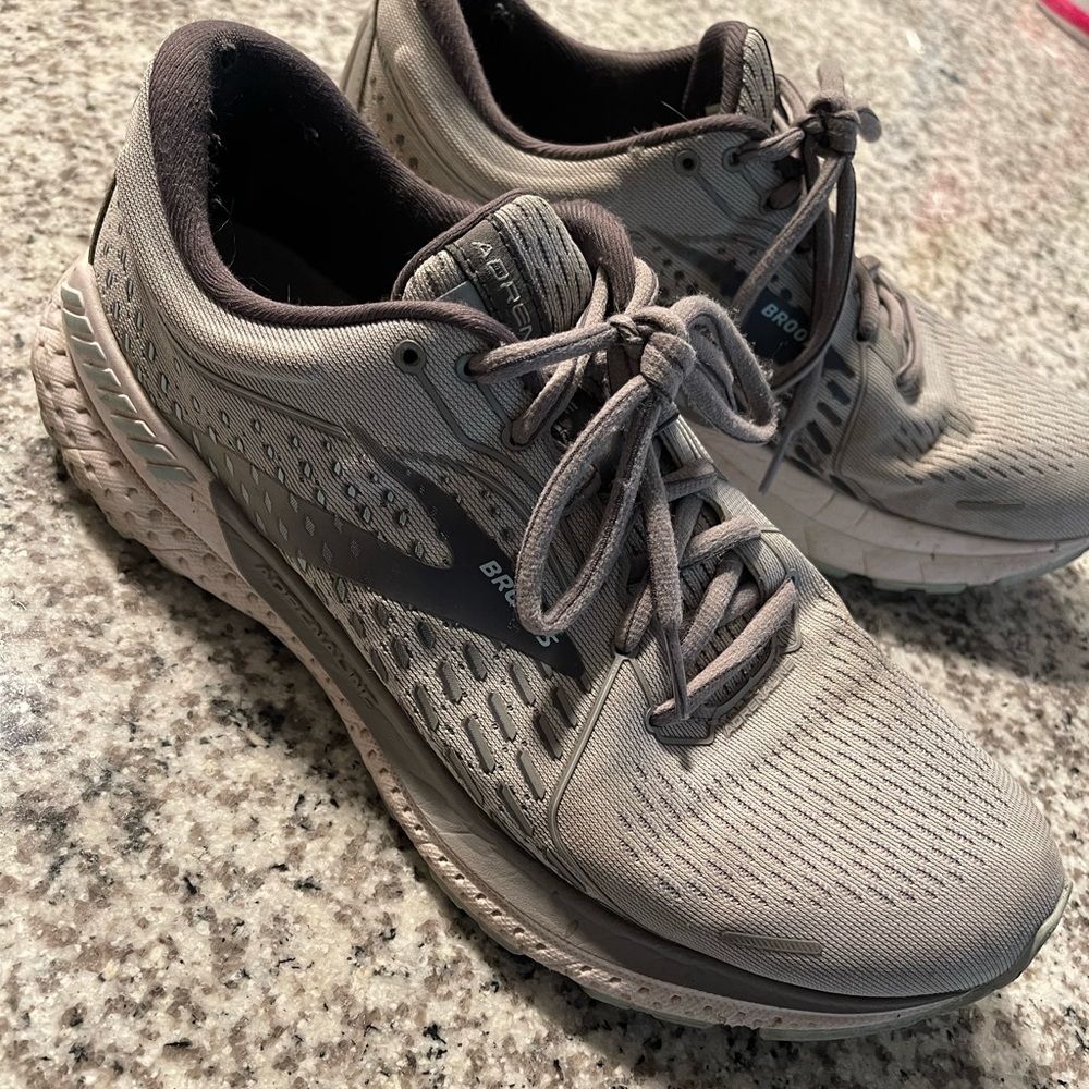 Brooks Adrenaline GTS 21 Womens size 9.5